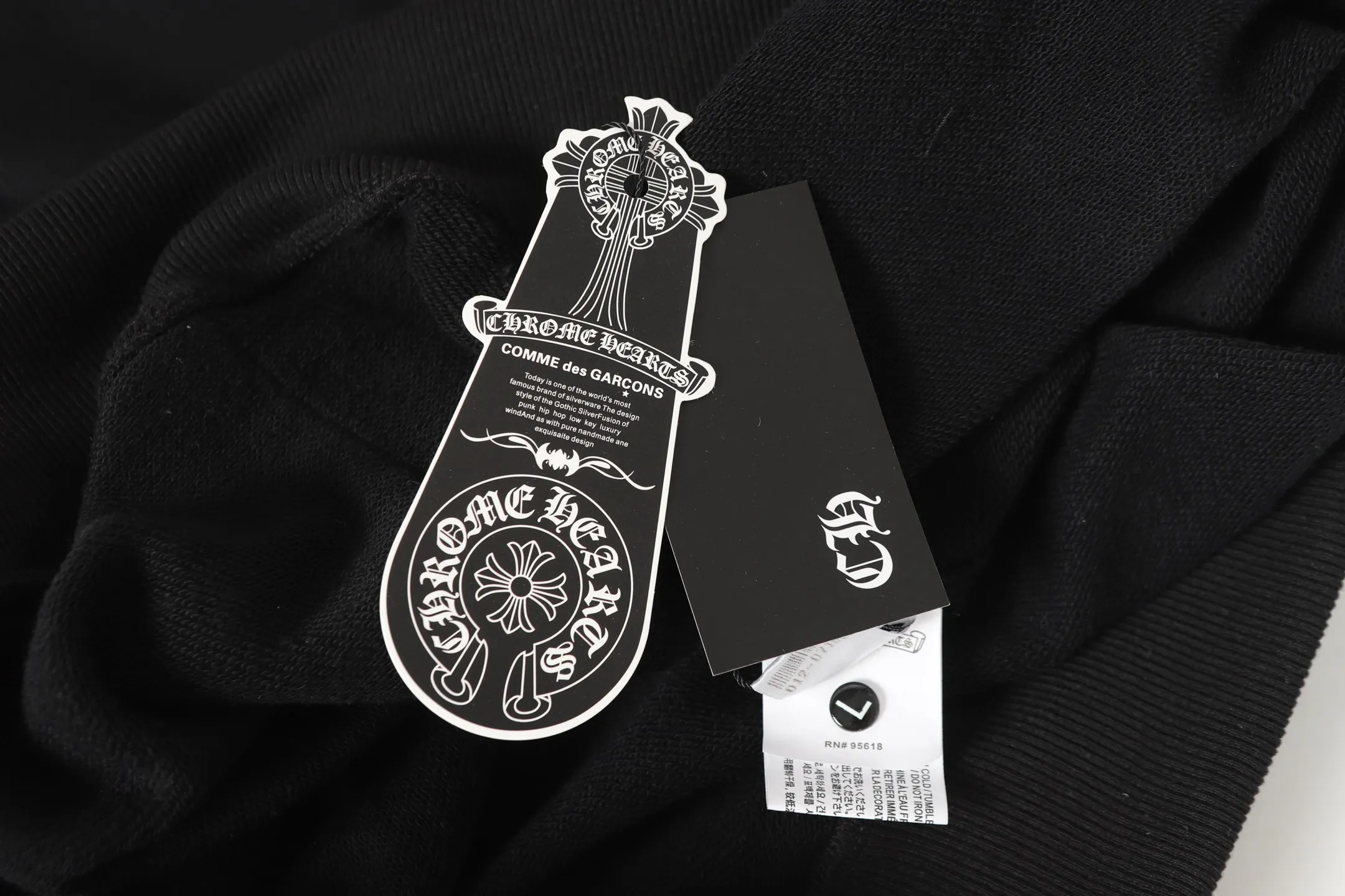 P300 #K26 Heavy Industry Style - Chrome Hearts Colorful Cross ✝️ Inlay embroidered Sanskrit printed zipper sweatshirt cardigan jacket - High weight, high density and high quality. The wool is soft, delicate and skin-friendly. It feels soft and silky. It has excellent warmth and skin-friendly properties. - Custom-woven and dyed, no color difference. No matter the fabric or workmanship details, it beats the ordinary version on the market. - Hardware zipper accessories are all customized, full of details - Color: black white -Size: S M L XL